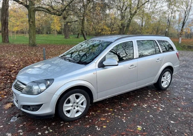 Opel Astra cena 11900 przebieg: 297000, rok produkcji 2012 z Poznań małe 254